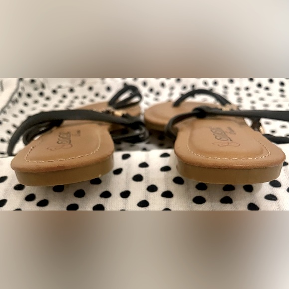 Db Dk Fashion Black Ankle Strap Flat Thong T-
Strap w/ Metallic Accents Size 10 - Picture 4 of 6